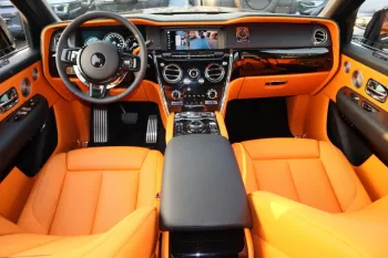 ROLLS ROYCE CULLINAN 2023 BLACK BADGE INDIVIDUAL SEATS AND STAR LIGHTS