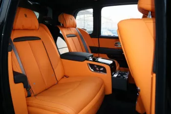 ROLLS ROYCE CULLINAN 2023 BLACK BADGE INDIVIDUAL SEATS AND STAR LIGHTS