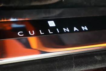 ROLLS ROYCE CULLINAN 2023 BLACK BADGE INDIVIDUAL SEATS AND STAR LIGHTS