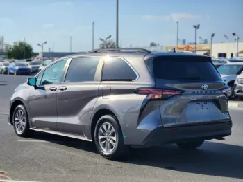 Toyota Sienna LE 4x4 grey 2021