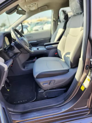 Toyota Sienna LE 4x4 grey 2021