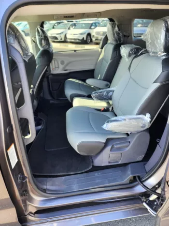Toyota Sienna LE 4x4 grey 2021