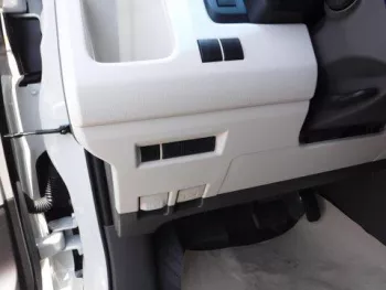 LHD - TOYOTA HIACE 2.8L DIESEL 13 SEATER GL AUTO - 3 PIN SEAT BELT