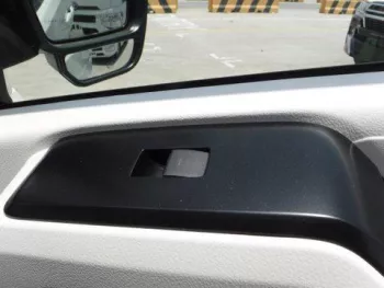 LHD - TOYOTA HIACE 2.8L DIESEL 13 SEATER GL AUTO - 3 PIN SEAT BELT
