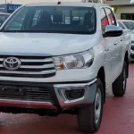 Toyota Hilux 2.4 Diesel double cabin ,,,4X4,,, white inside black M/T - Thumbnail 2
