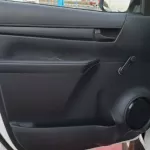 Toyota Hilux 2.4 Diesel double cabin ,,,4X4,,, white inside black M/T - Thumbnail 9