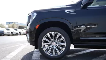 GMC Yukon Denali 2023 V8