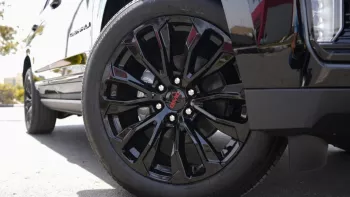 GMC Denali Yuken Black Edition 2023 V8