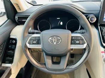 Toyota land cruiser LC300 VXR 4.0L petrol 2023