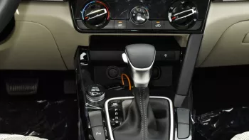 Kia Seltos FWD 2023 1.6L V4