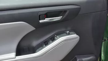 Toyota Highlander GLE Hybrid 2.5L V4 AWD 2023
