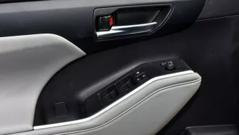 Toyota Highlander Hybrid GLE FWD 2.5L 2023