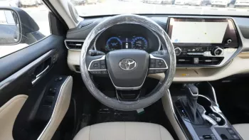 Toyota Highlander hybrid 2023 2.5L V4 AWD