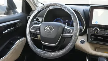 Toyota Highlander hybrid 2023 2.5L V4 AWD