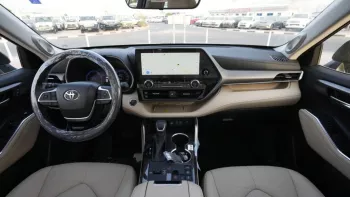 Toyota Highlander hybrid 2023 2.5L V4 AWD