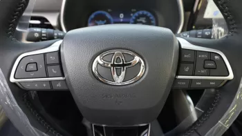 Toyota Highlander hybrid 2023 2.5L V4 AWD