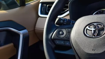Toyota RAV4 Hybrid AWD 2.5L with sunroof 2023