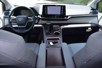 2023 TOYOTA SIENNA XLE HYBRID 2.5L FWD 8-SEATER AT