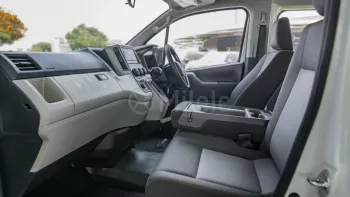 TOYOTA HIACE HR 2.8L DIESEL AT 14SEATER MY2023 – WHITE (RHD)
