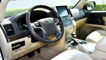 Toyota land cruiser GXR 2019 V8 4WD 4.6L white color
