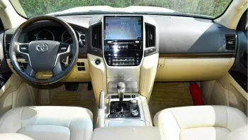 Toyota land cruiser GXR 2019 V8 4WD 4.6L white color