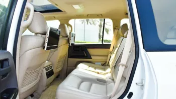 Toyota land cruiser GXR 2019 V8 4WD 4.6L white color
