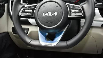 KIA SELTOS 1.6L V4 FWD 2023 RED Color