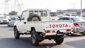 Toyota Land Cruiser Pickup Diesel 4.5L V8 2023 White Color