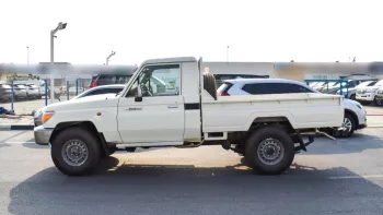 Toyota Land Cruiser Pickup Diesel 4.5L V8 2023 White Color