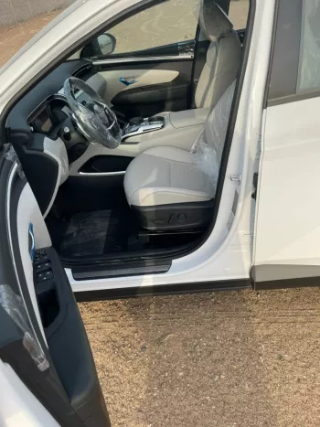 LHD - HYUNDAI TUCSON 2.5L PETROL ROYAL PLUS 2023 MODEL YEAR