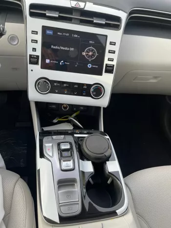 LHD - HYUNDAI TUCSON 2.5L PETROL ROYAL PLUS 2023 MODEL YEAR