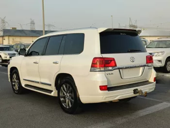 TOYOTA LANDCRUISER VXR 4WD 5.7L V8 PETROL AT WHITE COLOR 2017