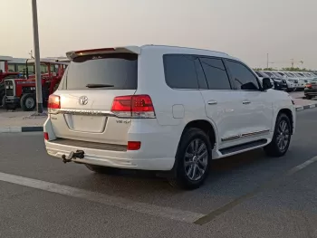 TOYOTA LANDCRUISER VXR 4WD 5.7L V8 PETROL AT WHITE COLOR 2017