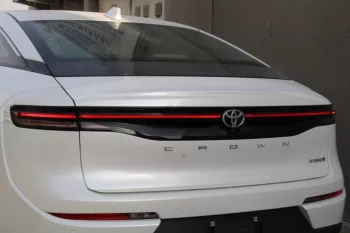 LHD - TOYOTA CROWN 2.5 HYBRID FWD PREMIUM AUTOMATIC.
