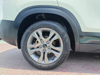 KIA SELTOS PETROL A/T 2.0L V4 2021 MODEL YEAR WHITE COLOR
