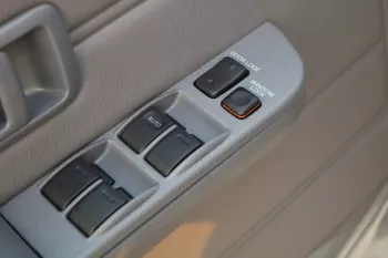 LHD - TOYOTA LAND CRUISER 76 4.2L DIESEL 6 SEATER STD MANUAL