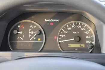 LHD - TOYOTA LAND CRUISER 76 4.2L DIESEL 6 SEATER STD MANUAL