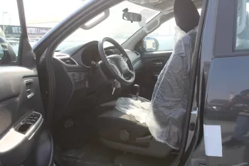 Mitsubishi L200 2.4L DIESEL 4WD 2023 gray