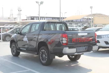 Mitsubishi L200 2.4L DIESEL 4WD 2023 gray
