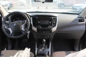 Mitsubishi L200 2.4L DIESEL 4WD 2023 gray