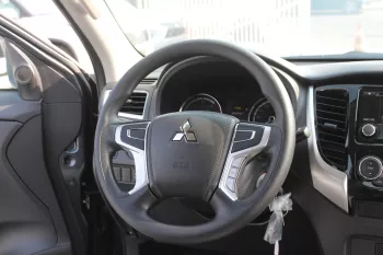 Mitsubishi L200 2.4L DIESEL 4WD 2023 gray