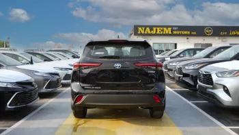 Toyota Highlander Hybrid LE 2.5L 2023 Black Color