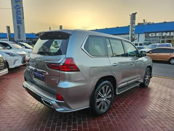 Lexus LX 570 5.7L V8 VIP A/T GRAY COLOR 2021