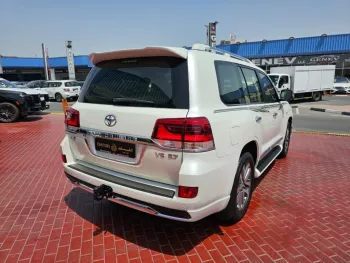 TOYOTA LAND CRUISER 2021 V8 4WD FULL OPTION WHITE COLOR