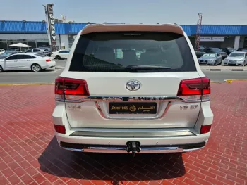 TOYOTA LAND CRUISER 2021 V8 4WD FULL OPTION WHITE COLOR