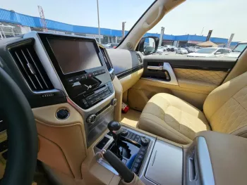 TOYOTA LAND CRUISER 2021 V8 4WD FULL OPTION WHITE COLOR