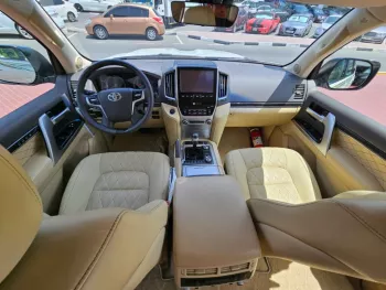 TOYOTA LAND CRUISER 2021 V8 4WD FULL OPTION WHITE COLOR