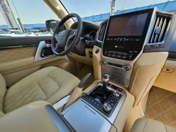 TOYOTA LAND CRUISER 2021 V8 4WD FULL OPTION WHITE COLOR