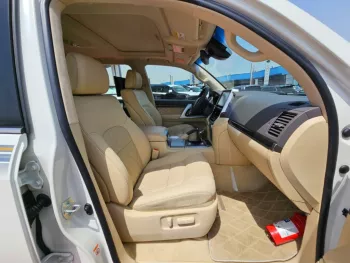 TOYOTA LAND CRUISER 2021 V8 4WD FULL OPTION WHITE COLOR