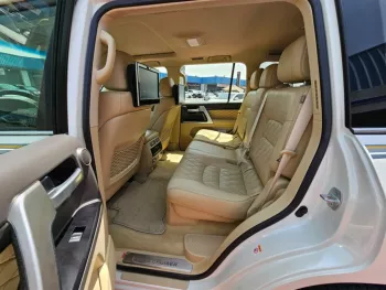 TOYOTA LAND CRUISER 2021 V8 4WD FULL OPTION WHITE COLOR